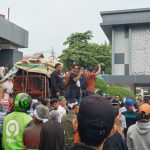 Demo di Kantor Gubernur Sumsel, Ratusan Warga Gandus Desak Percepatan Perbaikan Jalan Rusak