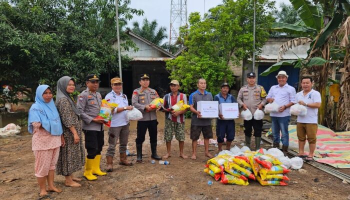 Banjir di Desa Sumber Jaya, Kapolsek Babat Supat Iptu Marlin Berikan Bantuan kepada Warga yang Terdampak