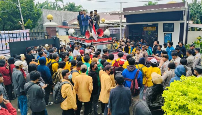 Desak Tolak Gugatan SKB Memanas, Massa Aksi Bakar Ban dan Lempar Telur Busuk Hingga Panjat Pagar PTUN Jakarta