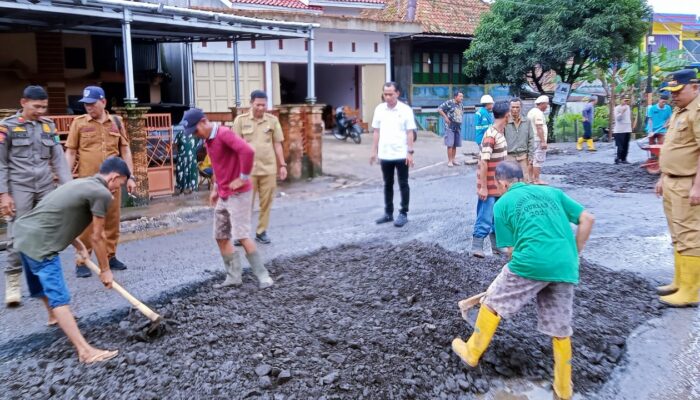 Peduli Keselamatan, Camat Sanga Desa dan Warga Gotong Royong Timbun Jalan Rusak di Lintas Lubuk Linggau – Sekayu