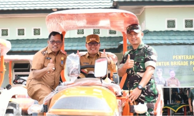 Pj Bupati Banyuasin Serahkan 42 Unit TR4 dari Kementan ke Poktan