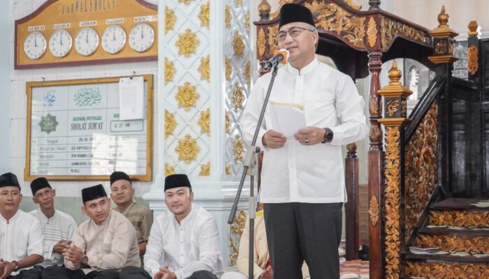 Sekda Apriyadi Hadiri Isra Mikraj, Warga Teluk Kijing Ucapkan Terima Kasih