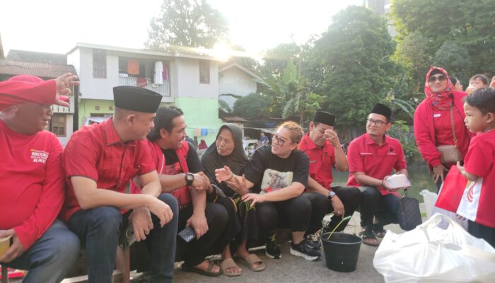 Peduli Wong Cilik, PDI Perjuangan Palembang Langsung Sapa Warga dengan 3.000 Takjil