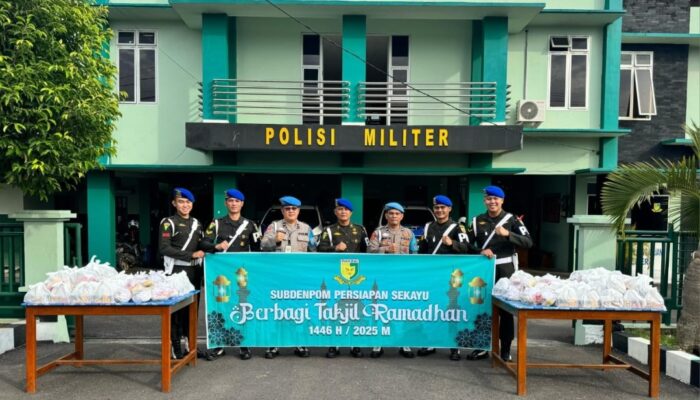Subdenpom Persiapan Sekayu Bersama Polisi Bagikan Ratusan Takjil kepada Warga