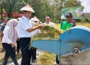 PALI Tunjukkan Komitmen Tinggi Terhadap Ketahanan Pangan Lewat Panen Bersama dan Penyerahan Alsintan di Desa Benakat Minyak