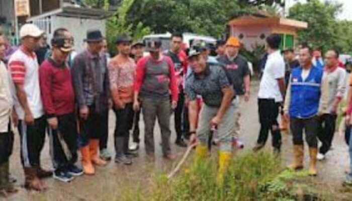 Wakil Bupati PALI Iwan Tuaji Gagas Kembali Budaya Gotong Royong Melalui Aksi Bersih-Bersih di Desa Suka Manis
