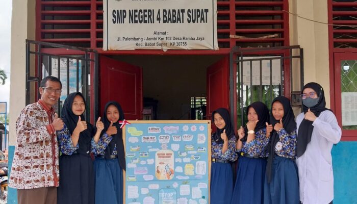 Kepala SMP Negeri 4 Babat Supat Apresiasi Kreativitas Siswa dalam Kegiatan Majalah Dinding