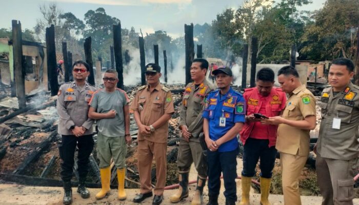 Empat Rumah Ludes Terbakar di Dawas, Respon Cepat Damkar Muba beserta Tim dan Warga Sukses Kendalikan Api