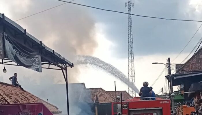 Si Jago Merah Mengamuk di Tanah Abang, 2 Rumah Ludes – Aksi Cepat Damkar Muba dan Warga Cegah Meluasnya Api