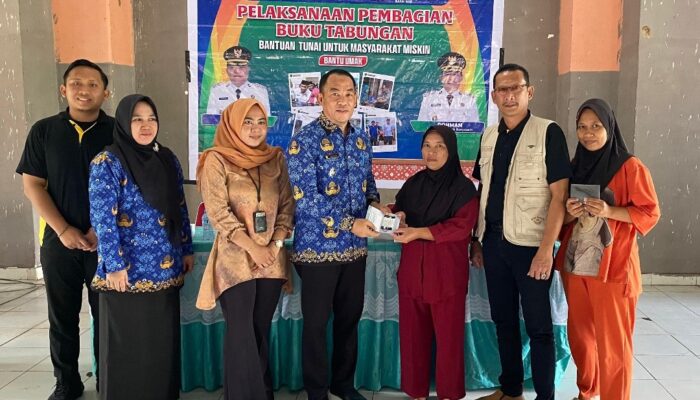 Camat Lais Zukar Bagikan 492 Buku Rekening Bantuan Umak