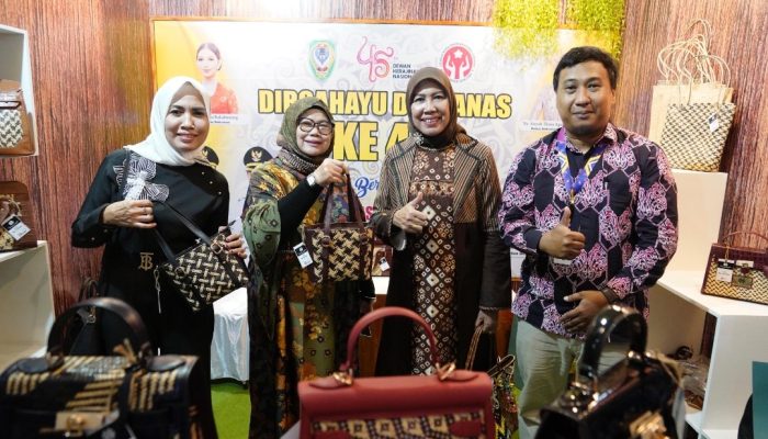 Ketua Dekranasda Muba Hj Patimah Toha Apresiasi Pameran HUT ke-45 Dekranas