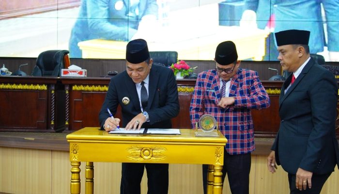 Penandatanganan Keputusan Bersama Bupati H M Toha dan DPRD Muba