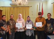 DPC Peradi Palembang Serahkan Santunan Asuransi untuk Keluarga Advokat Wafat