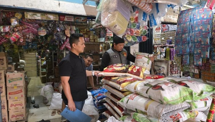 Pastikan Stok dan Harga Stabil, Kanit Reskrim Polsek Lais Ipda Zulpikri Pimpin Pengecekan Ketersediaan Beras dan Gula di Kecamatan Lais