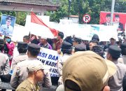 Ratusan masa mencapai kan orasi di depan kantor pengadilan negeri (PN) kayu agung