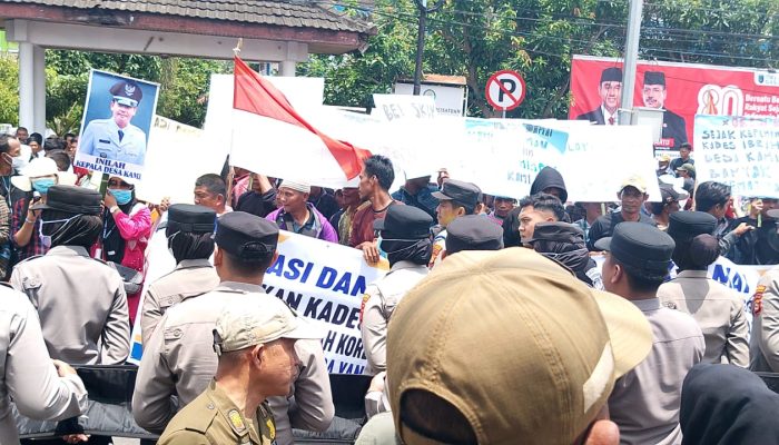 Ratusan masa mencapai kan orasi di depan kantor pengadilan negeri (PN) kayu agung