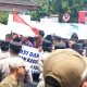 Ratusan masa mencapai kan orasi di depan kantor pengadilan negeri (PN) kayu agung