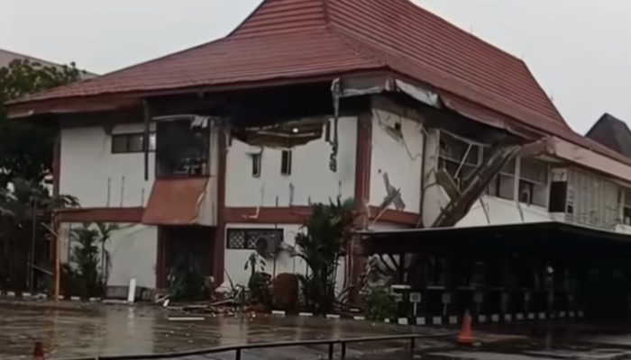 Hujan Deras Bongkar Gedung Bapenda Sumsel, Plafon dan Dinding Ambruk