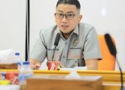 Cepat Tanggap, Anggota DPRD Palembang Mgs. Syaiful Padli Bantu Perbaiki Lampu Lorong di Kemang Agung