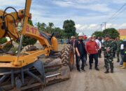 Tinjau Ruas Jalan Desa Srikaton, Bupati Askolani Tegaskan: Pembangunan Harus Tepat Waktu.