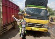 Truk Mogok Tersangkut Jalan Berlubang di Jalintim KM 49, Arus Lalu Lintas Sempat Macet