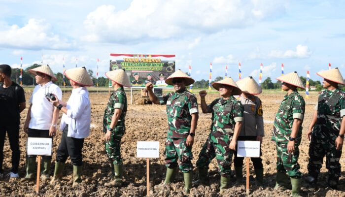 Danrem 044/Gapo Hadiri Tanam Perdana Cetak Sawah Rakyat di Desa Lumpatan II
