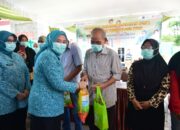 Bantu Tingkatkan Gizi Pasien TB, TP PKK Palembang Lakukan Pembagian PMT di Puskesmas Sematang Borang