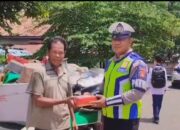 Jumat Berbagi, Satlantas Polres Banyuasin Turun ke Jalan Bagikan Nasi Kotak dan Ajak Warga Jadi Pelopor Keselamatan