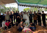 Kepalan Tangan Kiri dan Darah Juang Menggema di Pemakaman Tumpal Simaremare
