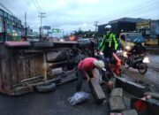 Angkutan Umum Terguling di Jalintim Km 13 Banyuasin, Tabrak Pembatas Jalan yang Amblas