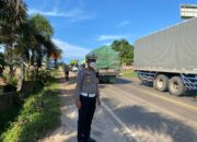 Kasat Lantas Banyuasin Turun Tangan Urai Kemacetan di Jalintim Betung, Kendaraan Mogok Dievakuasi