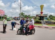 PWI Banyuasin Gelar Jumat Berbagi Perdana, Dua Ratus Nasi Bungkus Dibagikan ke Pengendara