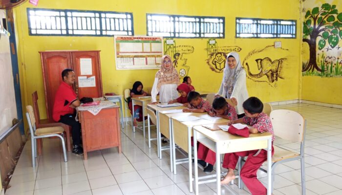 Korwil Dikbud Babat Supat Dra Achsana Nazwa Kunjungi SD Negeri 2 Gajah Mati
