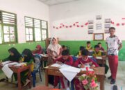 Kepala SD Negeri 1 Babat Banyuasin Asma Megawati Monitoring Siswa Ujian SAS 2025/2026