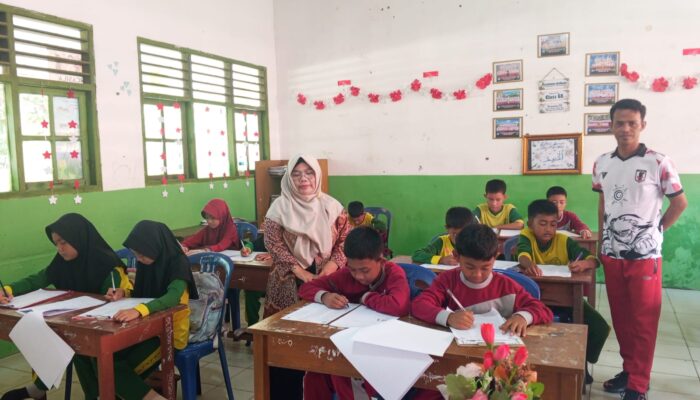 Kepala SD Negeri 1 Babat Banyuasin Asma Megawati Monitoring Siswa Ujian SAS 2025/2026