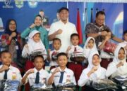 Tepati Janji Kempanye, Wako Linggau Serahkan Seragam Sekolah Gratis SD Dan SMP Negeri Maupun Swasta