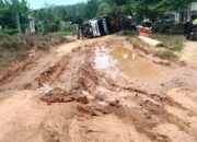 Truk Terguling di Jalan Satrio, Akses Vital Dua Desa di Banyuasin Lumpuh Akibat Jalan Rusak Parah