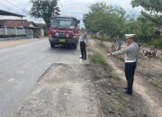 Polisi Turun Tangan, Jalintim KM 32-34 Banyuasin Rusak Parah dan Rawan Laka
