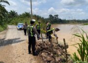 Jalan Penghubung Karang Dapo Ke Rawas Ilir Longsor, Polisi Pasang Police Line