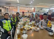 Di Tengah Tugas Mengurai Kemacetan, Personel Satlantas Polres Banyuasin Sempatkan Buka Puasa Bersama
