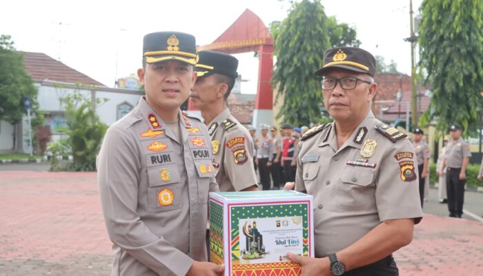 Kapolres Muba Bagikan Bingkisan Lebaran untuk Personel, Ingatkan Jaga Harkamtibmas Jelang Idul Fitri