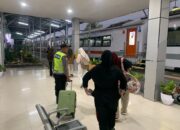 Polisi Bantu Pemudik yang Tertinggal Kereta di Baturaja