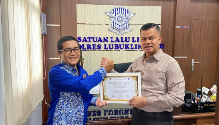 HUT Bhayangkara Ke-80, PWI Kota Lubuklinggau Beri Penghargaan AKP Desi Azhari Dalam Edukasi Keselamatan Lalu Lintas