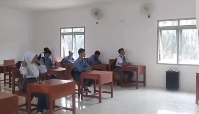 Bikin Senang Seluruh Pelajar Lewat CSR PT. GPU! Dulu Harus Tempuh Jarak Jauh Demi Sekolah, Kini Murid SMAN Ketapat Bening Bisa Belajar Fokus di Kelas yang Nyaman