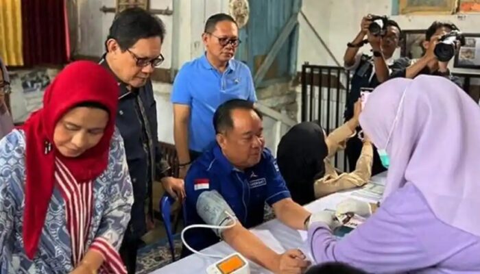 Gerakan Langit Biru Demokrat Sumsel, Cik Ujang Ikut Cek Kesehatan Bersama Ratusan Warga