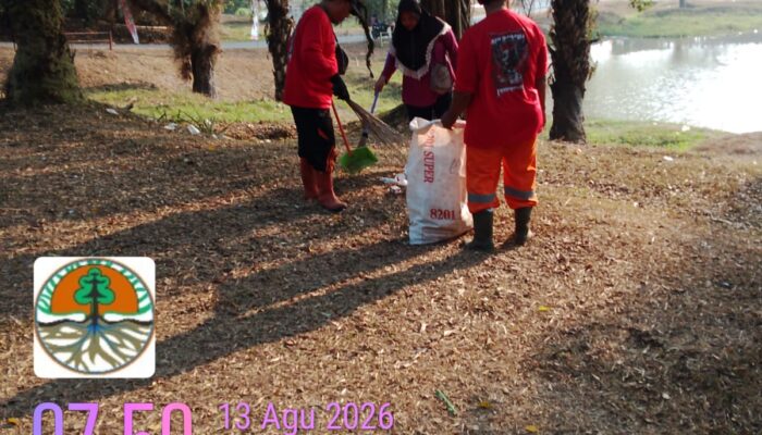 Peserta Pulang, Petugas DLH PALI Langsung ‘Sapu Bersih’ Sampah Gerak Jalan