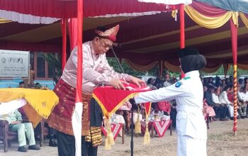 Upacara HUT Ke-81 RI di Kecamatan Teluk Gelam Berlangsung Khidmat, Nuansa Busana Adat Warnai Peringatan