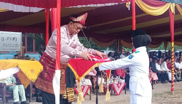 Upacara HUT Ke-81 RI di Kecamatan Teluk Gelam Berlangsung Khidmat, Nuansa Busana Adat Warnai Peringatan
