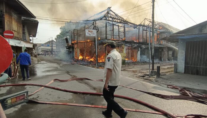 Si Jago Merah Mengamuk Satu Rumah dan Toko Ludes Terbakar