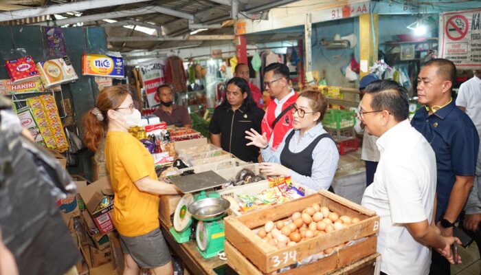Sidak Pasar, Ayu Nur Suri dan Fraksi PDI Perjuangan Cek Kelangkaan Beras 5 Kg